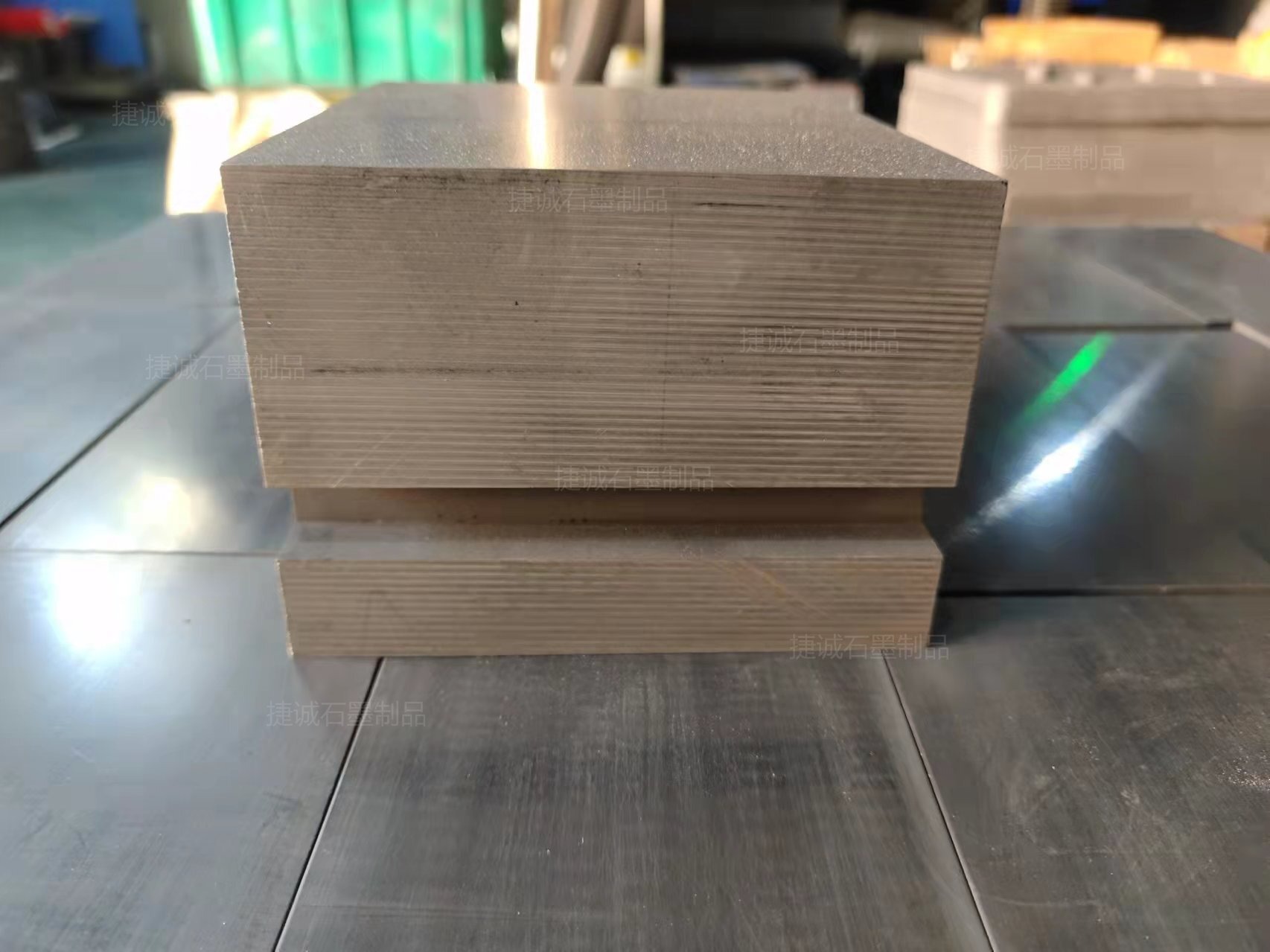 多層鋁箔覆鎳抗氧化石墨塊，軟連接石墨塊，焊接成型石墨電極，軟連接石墨電極，銅排軟連接電極塊，軟連接石墨塊生產(chǎn)廠家